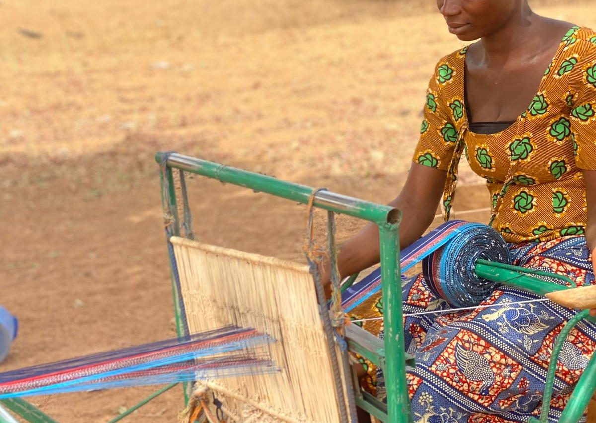 ASIGE-Dorcas-NGO-Teen-mum-Kente-Weaving_Deborah-Brown_2022-03-30