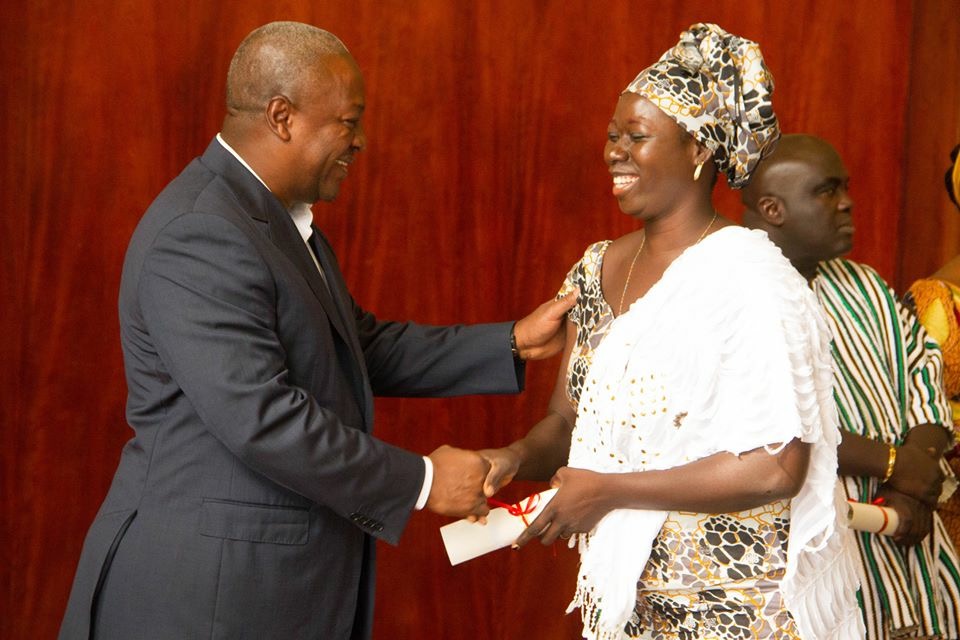 Ayisha receives her Youth Enterprise Support (YES) certificate from the President of Ghana