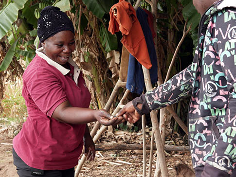 Secondary_image_-_Mwanaisha_selling_produce