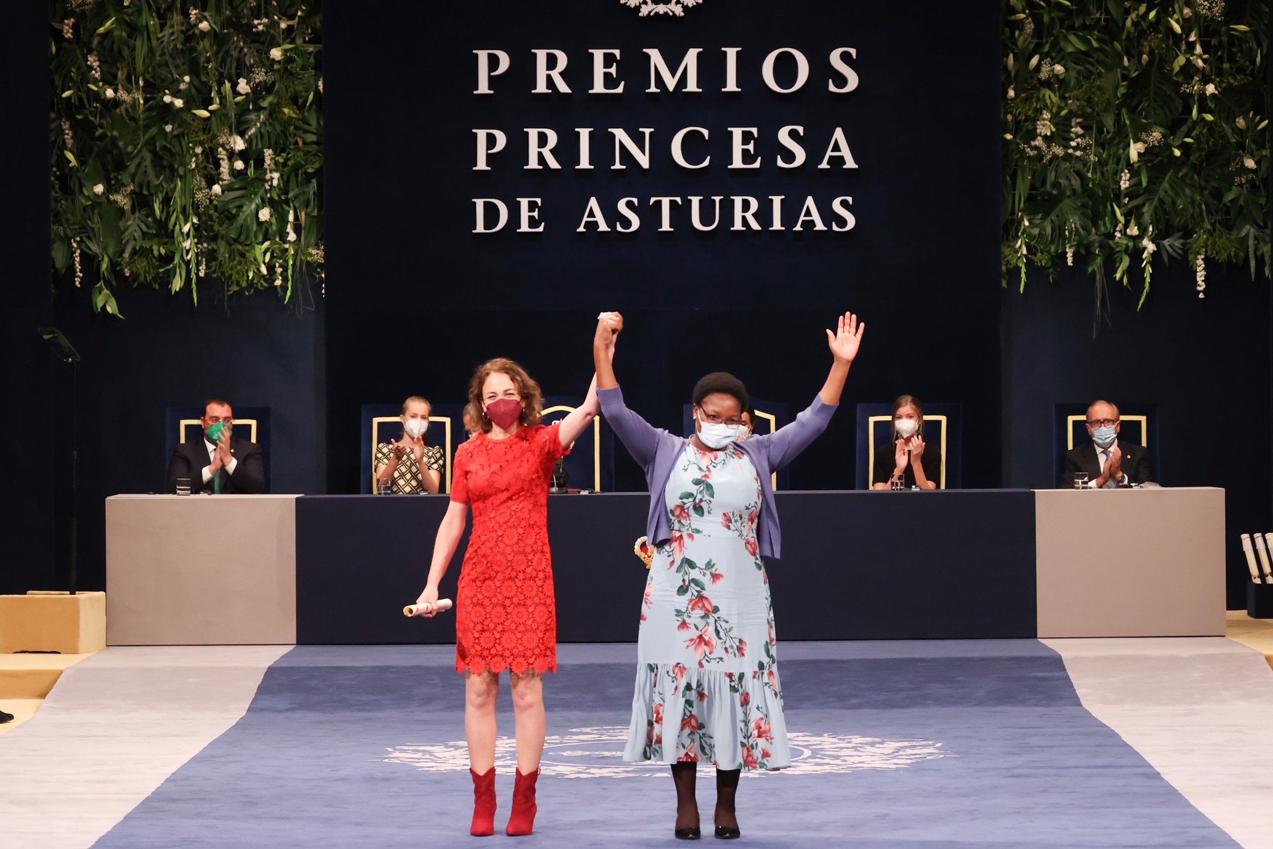 Lucy-Fiona-Award-Ceremony-hands-raised-Asturias-Spain-Oct-2021_FCUoDX_XsAQweuF