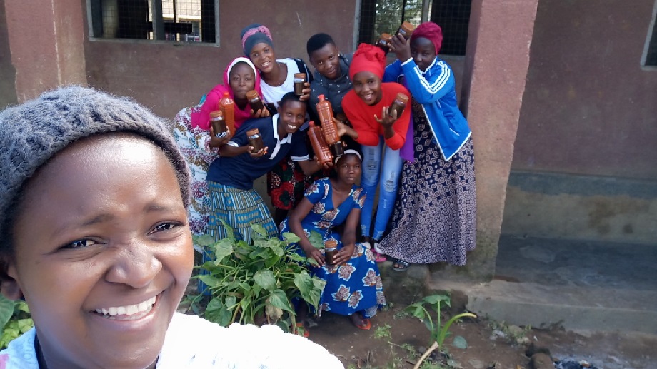 Doris-Mponji-52239-CAMA-tomato-sauce-making-Ifakara-TZ.jpg