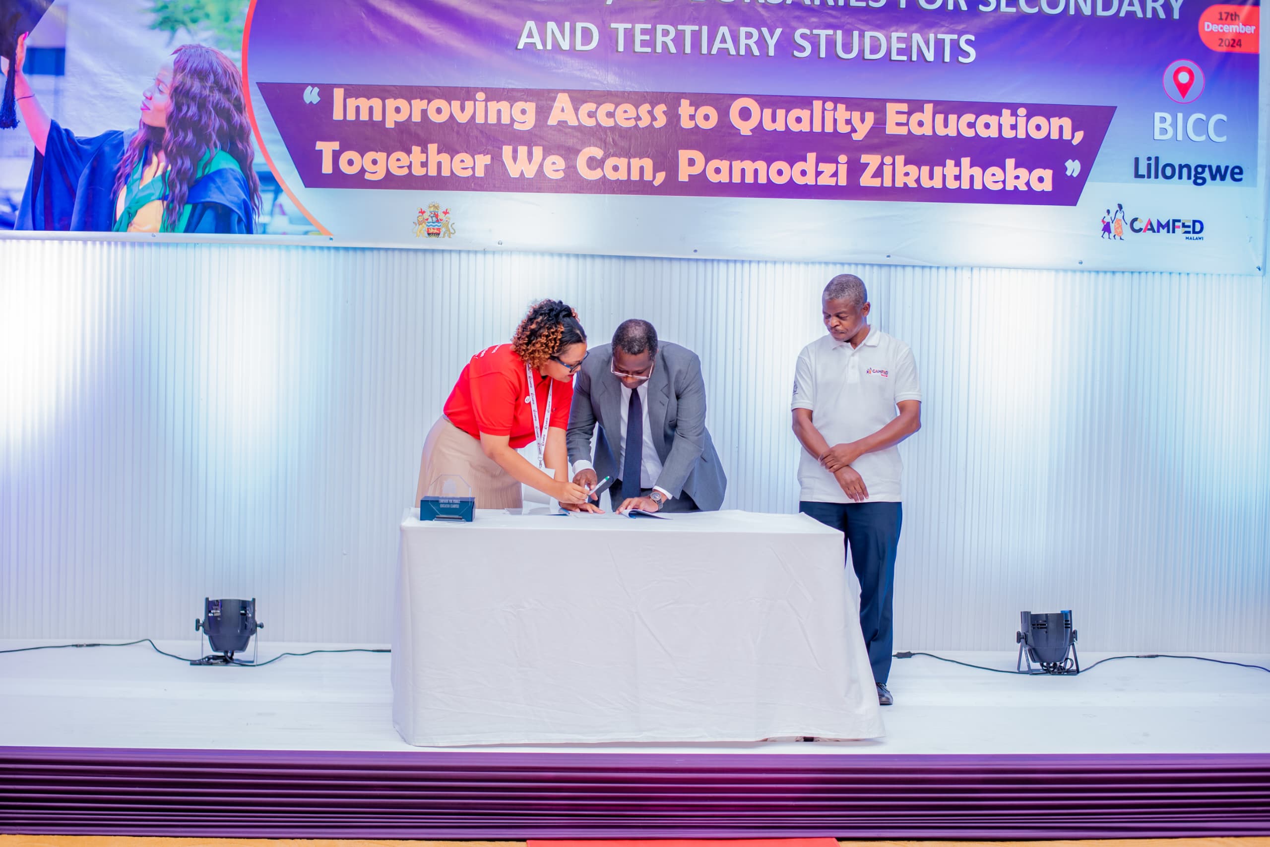 CAMFED Malawi signing new MoU with the Ministry of Education at bursary launch